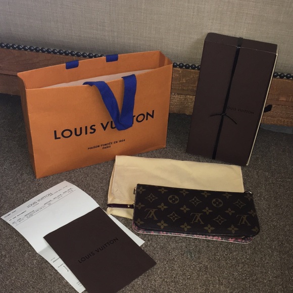 Louis Vuitton Handbags - RARE • LOUIS VUITTON Leopard Insolite Wallet